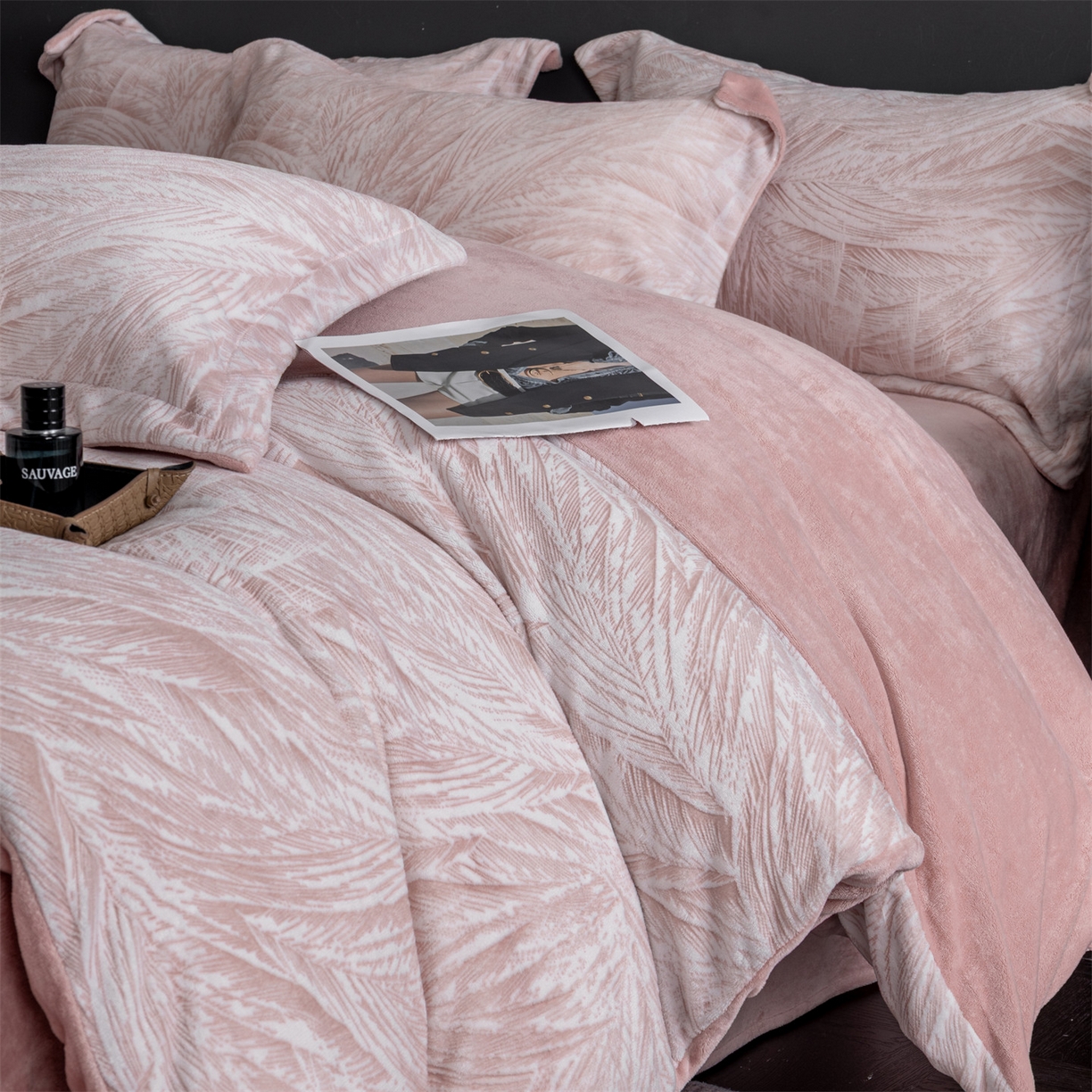 91家纺网 家纺一手货源 找家纺 罗优家纺 2025新款牛奶绒雕花绒四件套 芦苇-粉