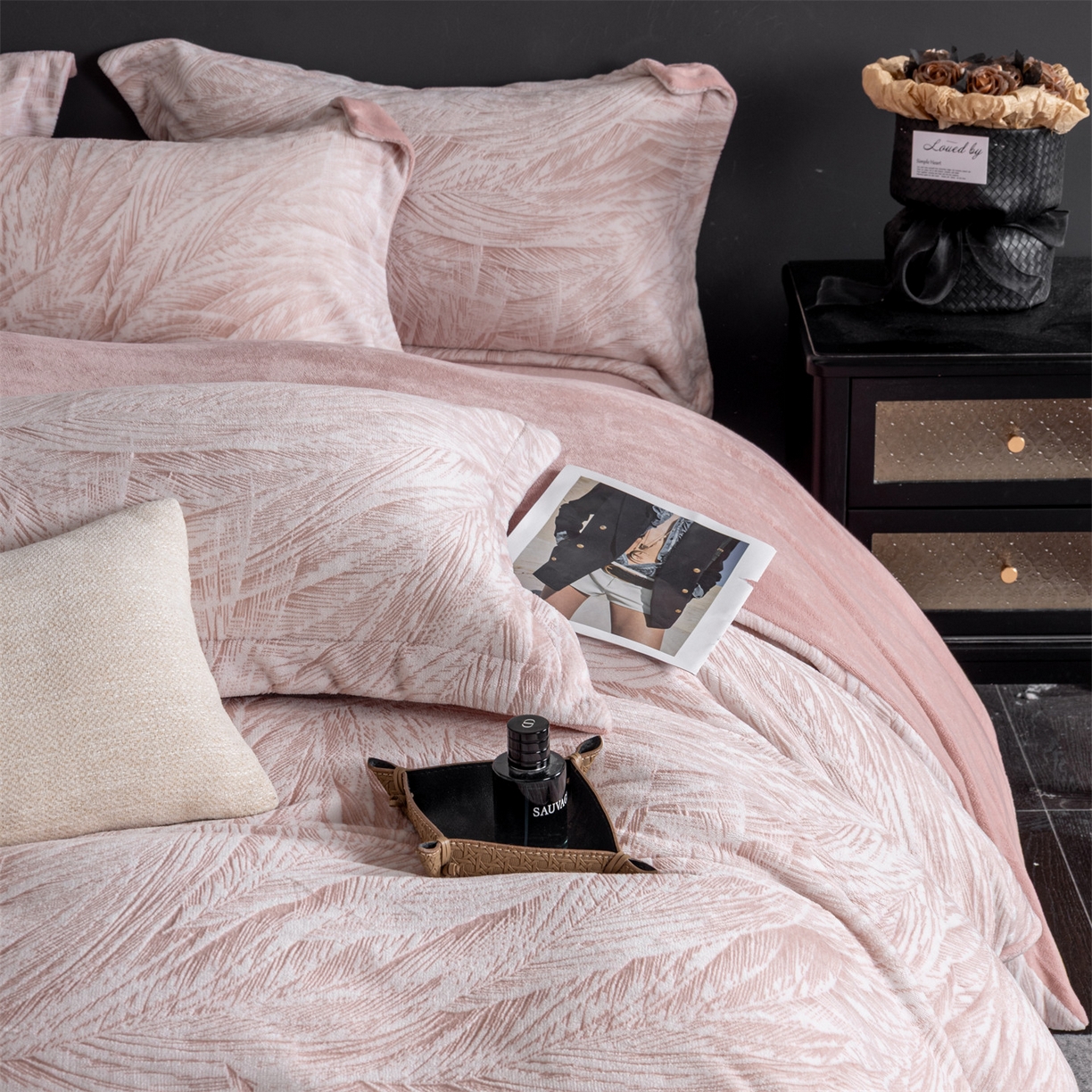 91家纺网 家纺一手货源 找家纺 罗优家纺 2025新款牛奶绒雕花绒四件套 芦苇-粉