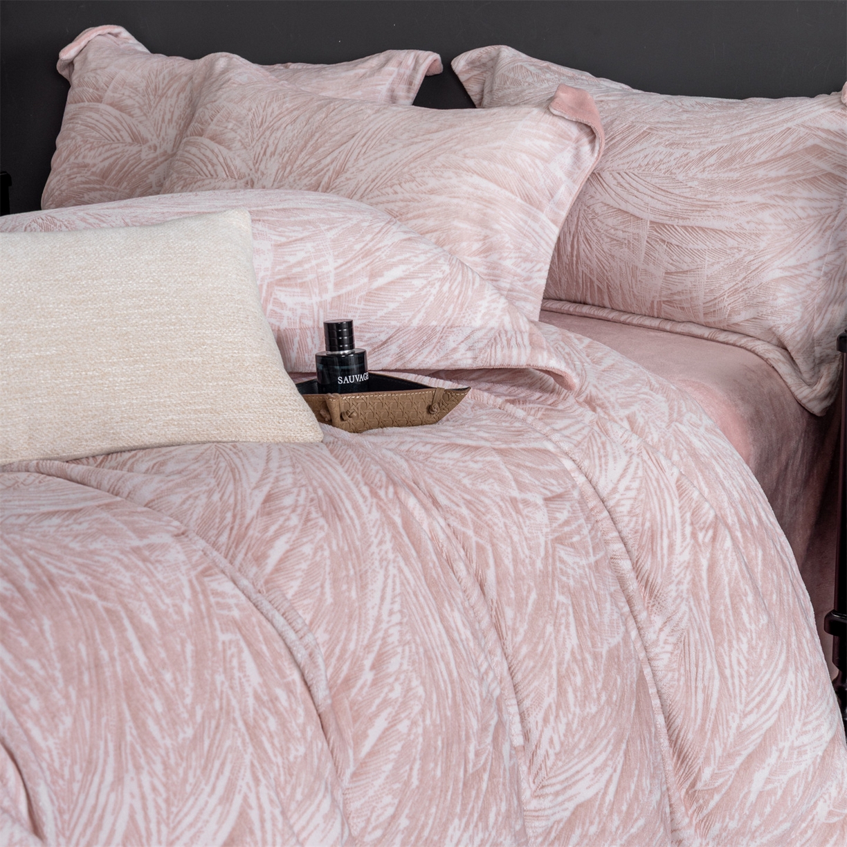 91家纺网 家纺一手货源 找家纺 罗优家纺 2025新款牛奶绒雕花绒四件套 芦苇-粉