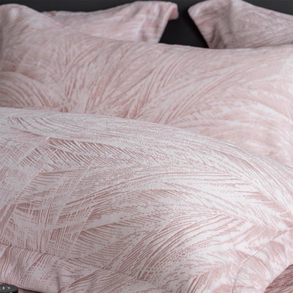 91家纺网 家纺一手货源 找家纺 罗优家纺 2025新款牛奶绒雕花绒四件套 芦苇-粉