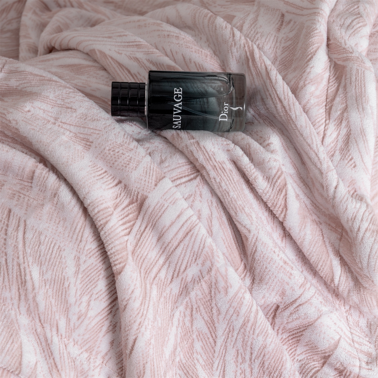 91家纺网 家纺一手货源 找家纺 罗优家纺 2025新款牛奶绒雕花绒四件套 芦苇-粉