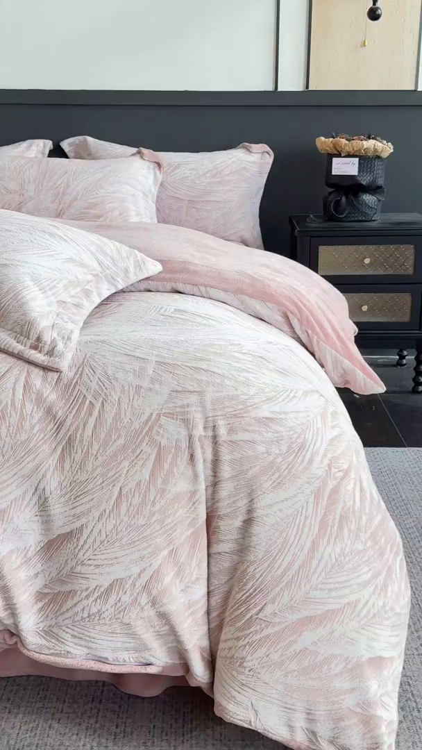 91家纺网 家纺一手货源 找家纺 罗优家纺 2025新款牛奶绒雕花绒四件套 芦苇-粉