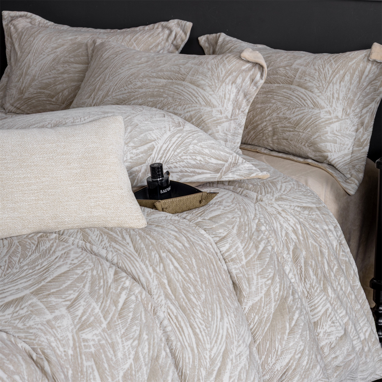 91家纺网 家纺一手货源 找家纺 罗优家纺 2025新款牛奶绒雕花绒四件套 芦苇-咖