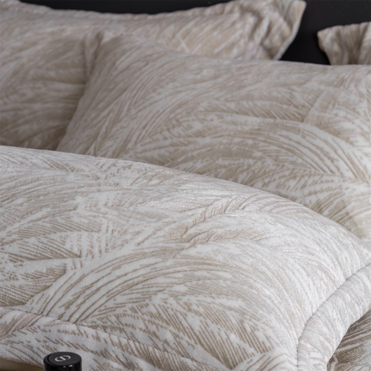 91家纺网 家纺一手货源 找家纺 罗优家纺 2025新款牛奶绒雕花绒四件套 芦苇-咖