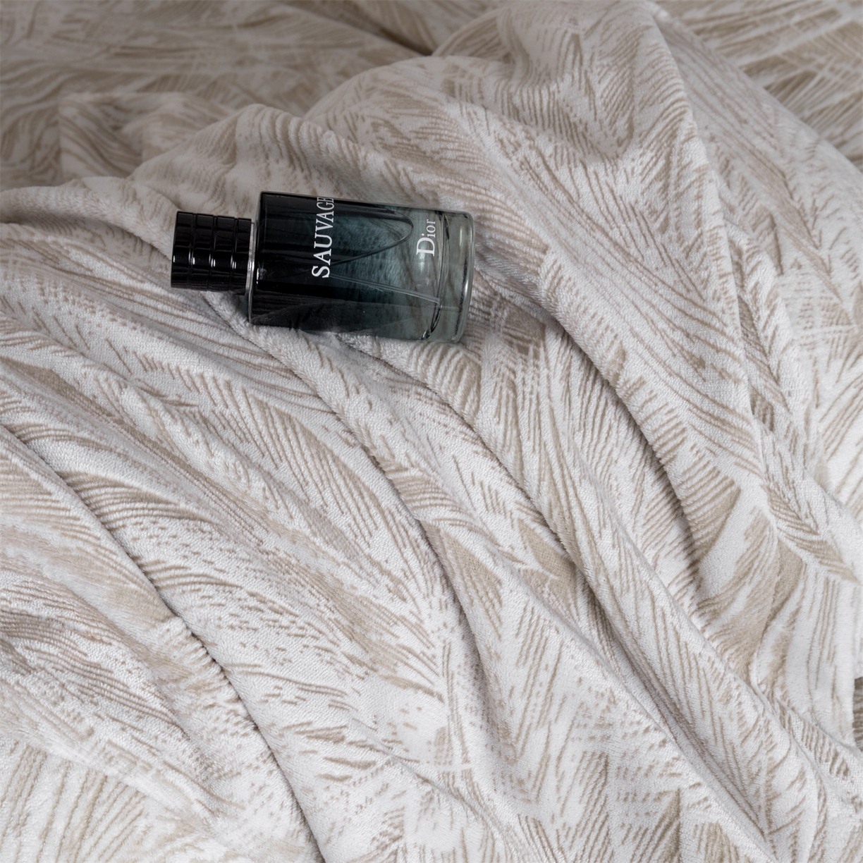 91家纺网 家纺一手货源 找家纺 罗优家纺 2025新款牛奶绒雕花绒四件套 芦苇-咖