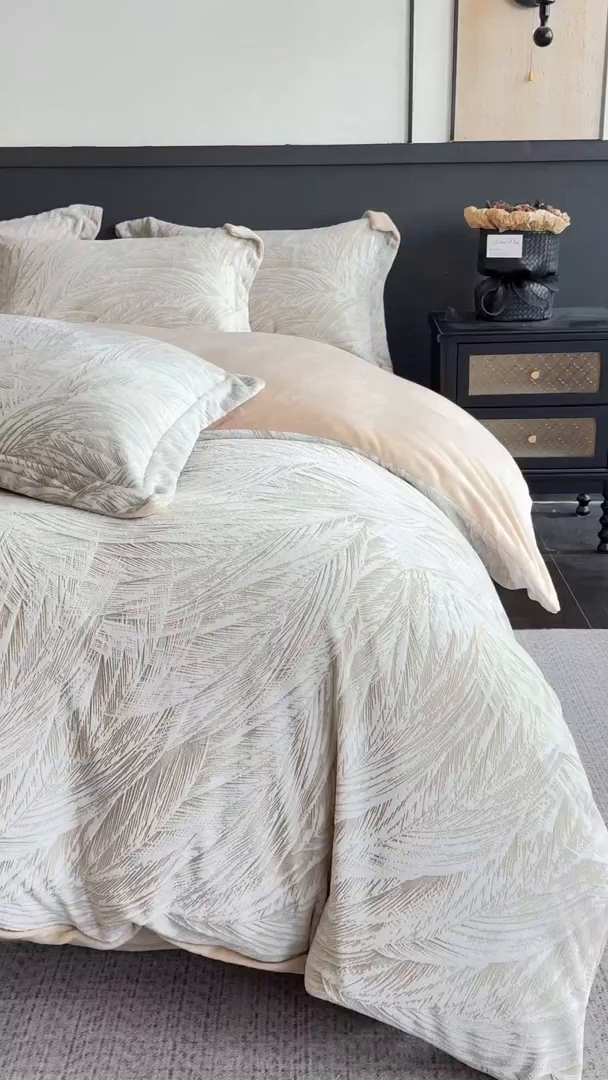 91家纺网 家纺一手货源 找家纺 罗优家纺 2025新款牛奶绒雕花绒四件套 芦苇-咖