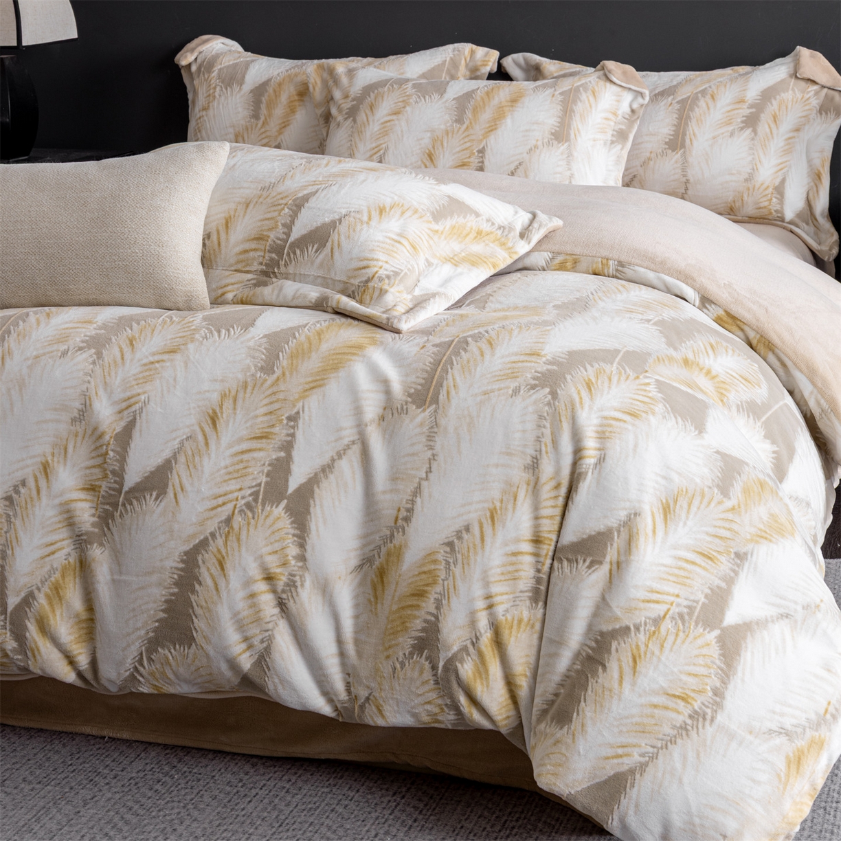 91家纺网 家纺一手货源 找家纺 罗优家纺 2025新款牛奶绒雕花绒四件套 芦苇花