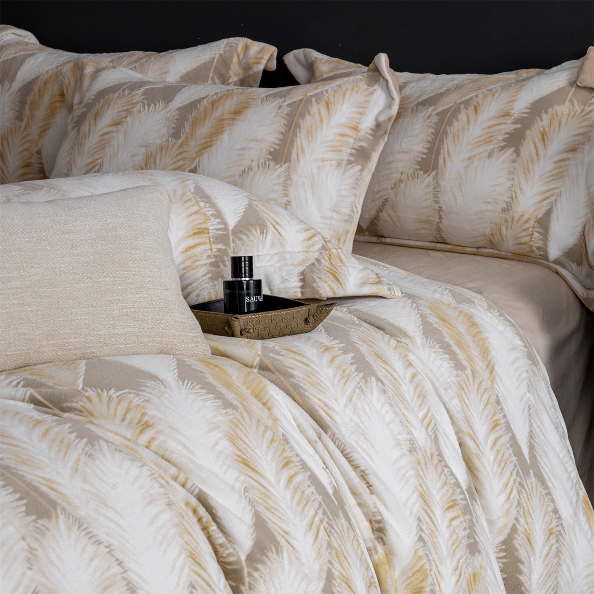 91家纺网 家纺一手货源 找家纺 罗优家纺 2025新款牛奶绒雕花绒四件套 芦苇花