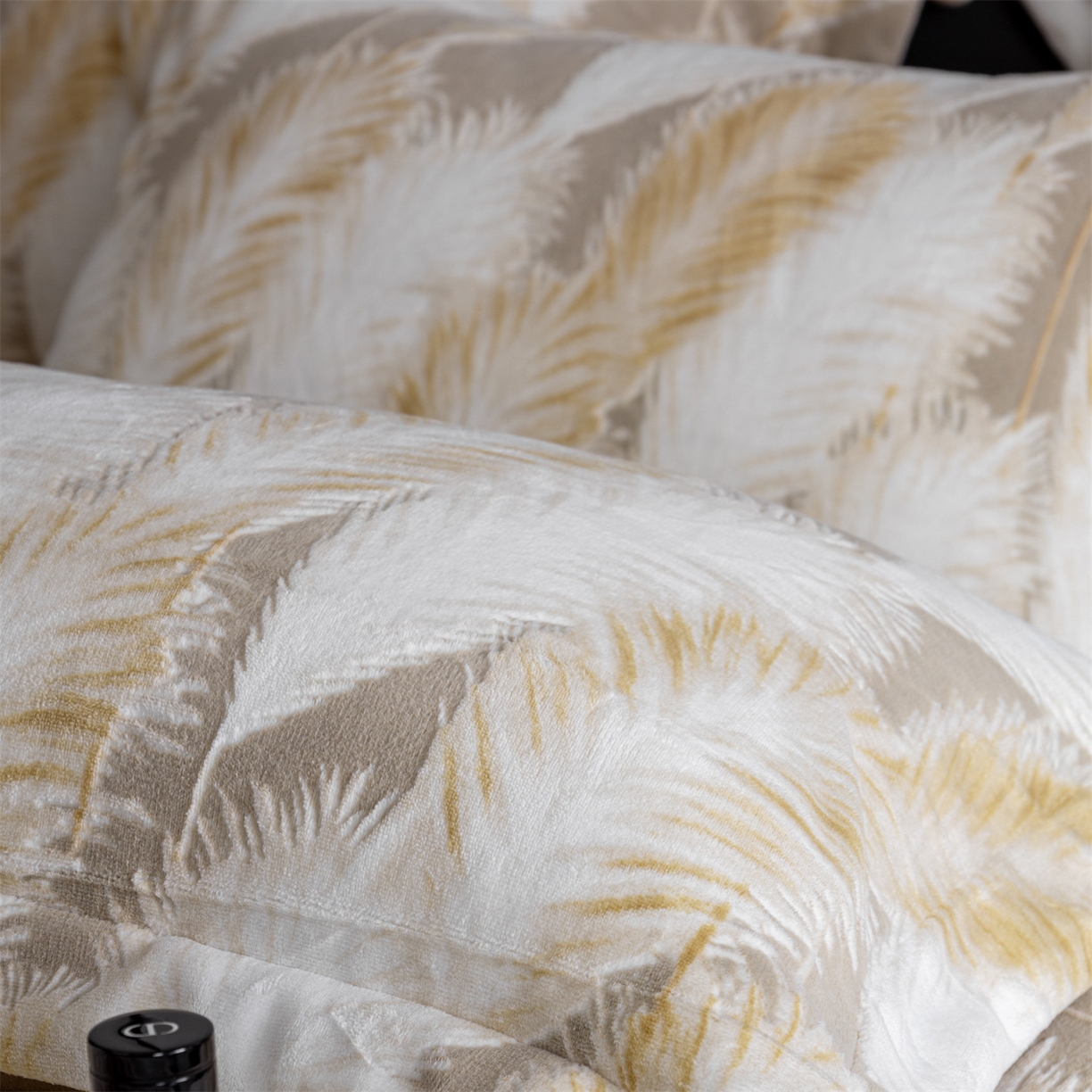 91家纺网 家纺一手货源 找家纺 罗优家纺 2025新款牛奶绒雕花绒四件套 芦苇花