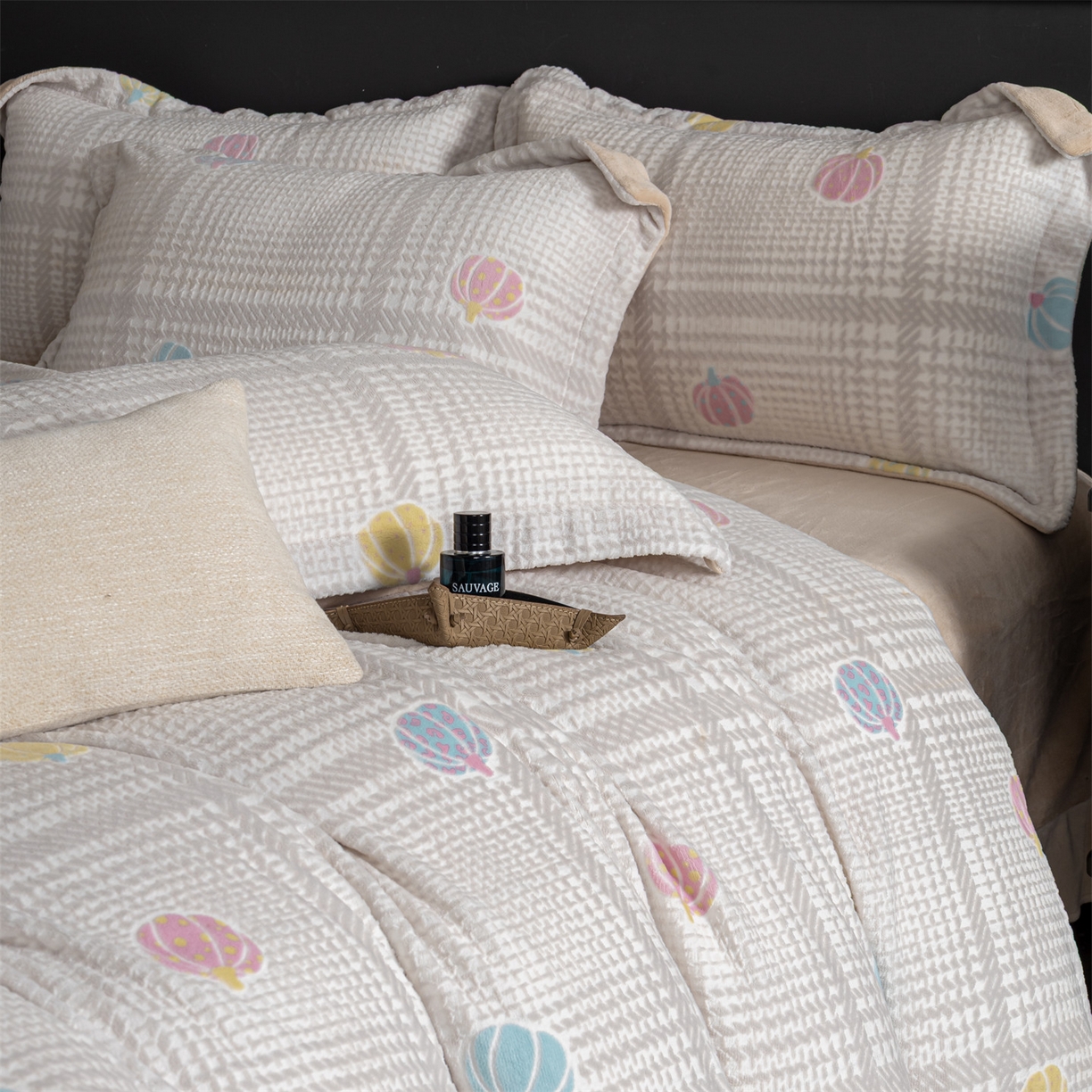 91家纺网 家纺一手货源 找家纺 罗优家纺 2025新款牛奶绒雕花绒四件套 南瓜派对