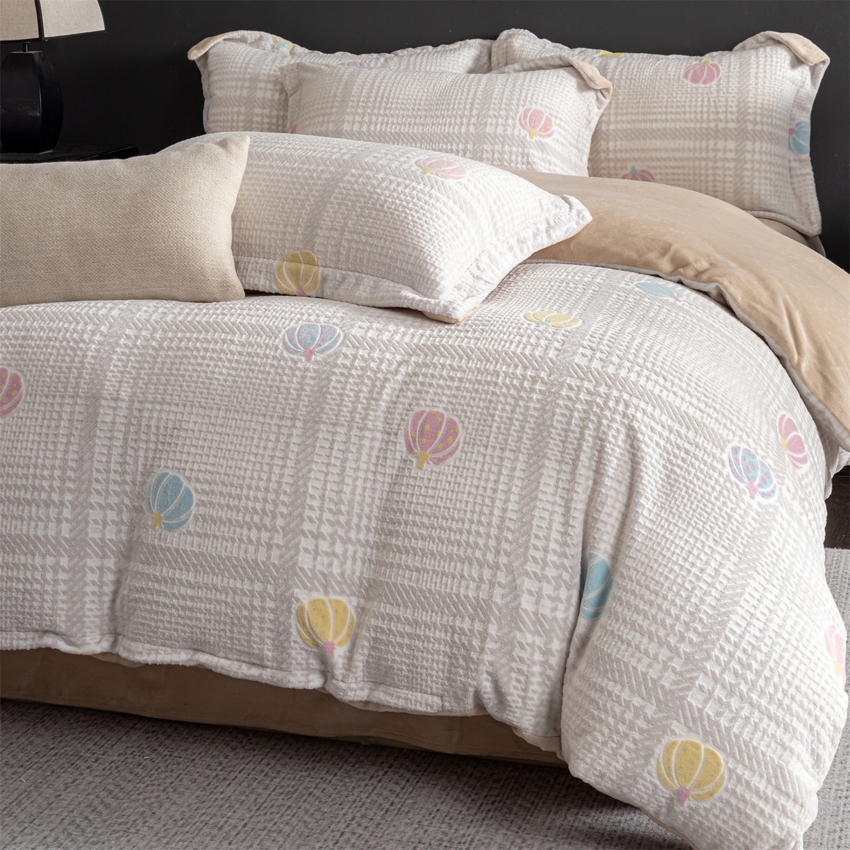 91家纺网 家纺一手货源 找家纺 罗优家纺 2025新款牛奶绒雕花绒四件套 南瓜派对