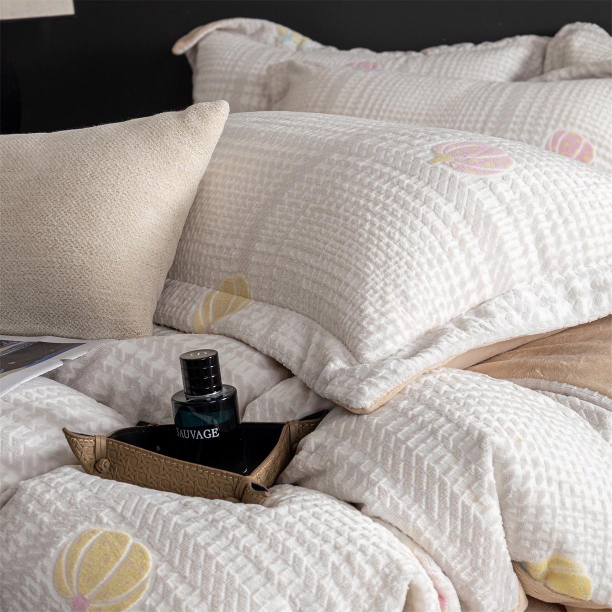 91家纺网 家纺一手货源 找家纺 罗优家纺 2025新款牛奶绒雕花绒四件套 南瓜派对