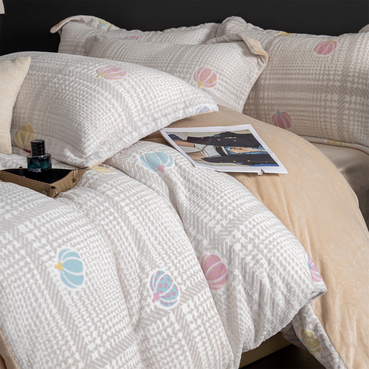 91家纺网 家纺一手货源 找家纺 罗优家纺 2025新款牛奶绒雕花绒四件套 南瓜派对