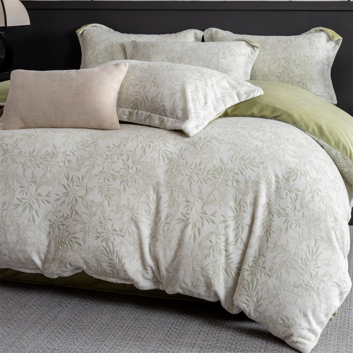 91家纺网 家纺一手货源 找家纺 罗优家纺 2025新款牛奶绒雕花绒四件套 飘叶-绿