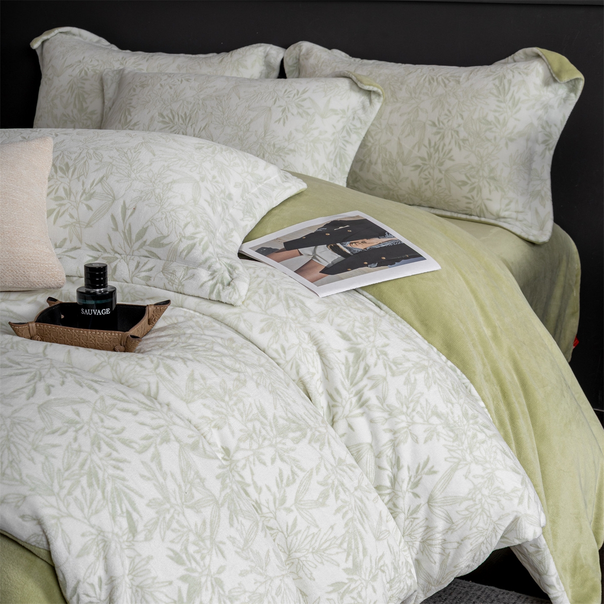 91家纺网 家纺一手货源 找家纺 罗优家纺 2025新款牛奶绒雕花绒四件套 飘叶-绿