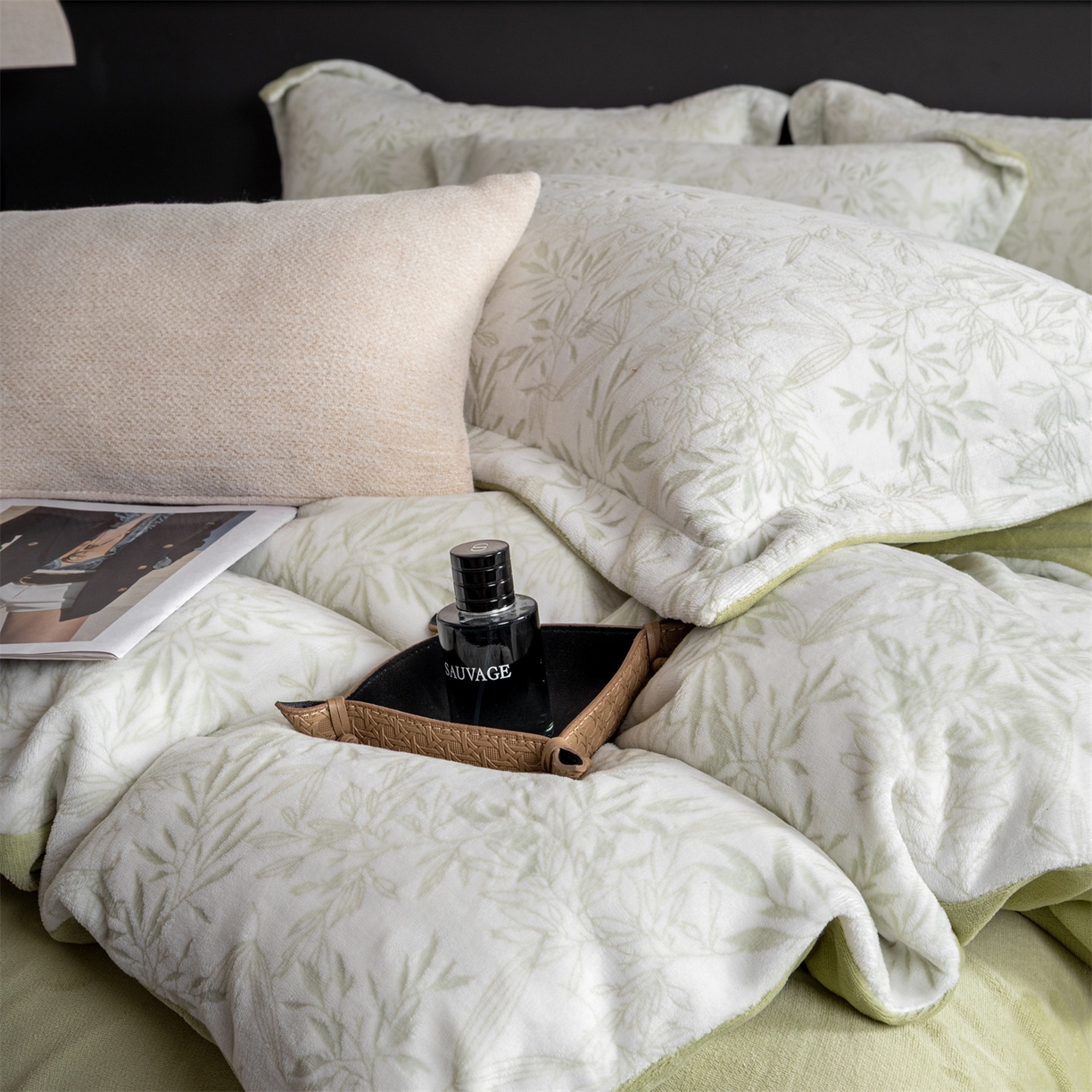 91家纺网 家纺一手货源 找家纺 罗优家纺 2025新款牛奶绒雕花绒四件套 飘叶-绿