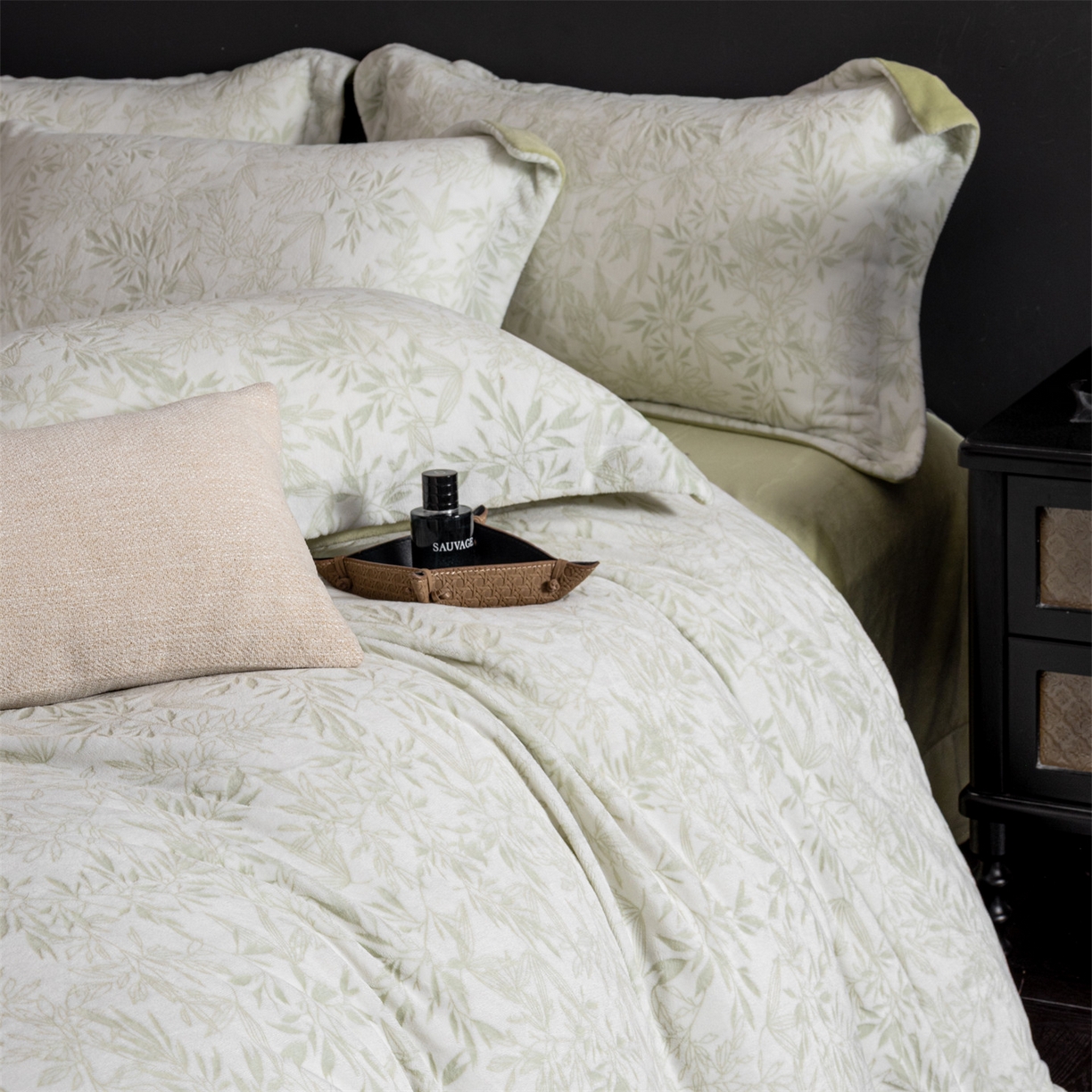 91家纺网 家纺一手货源 找家纺 罗优家纺 2025新款牛奶绒雕花绒四件套 飘叶-绿