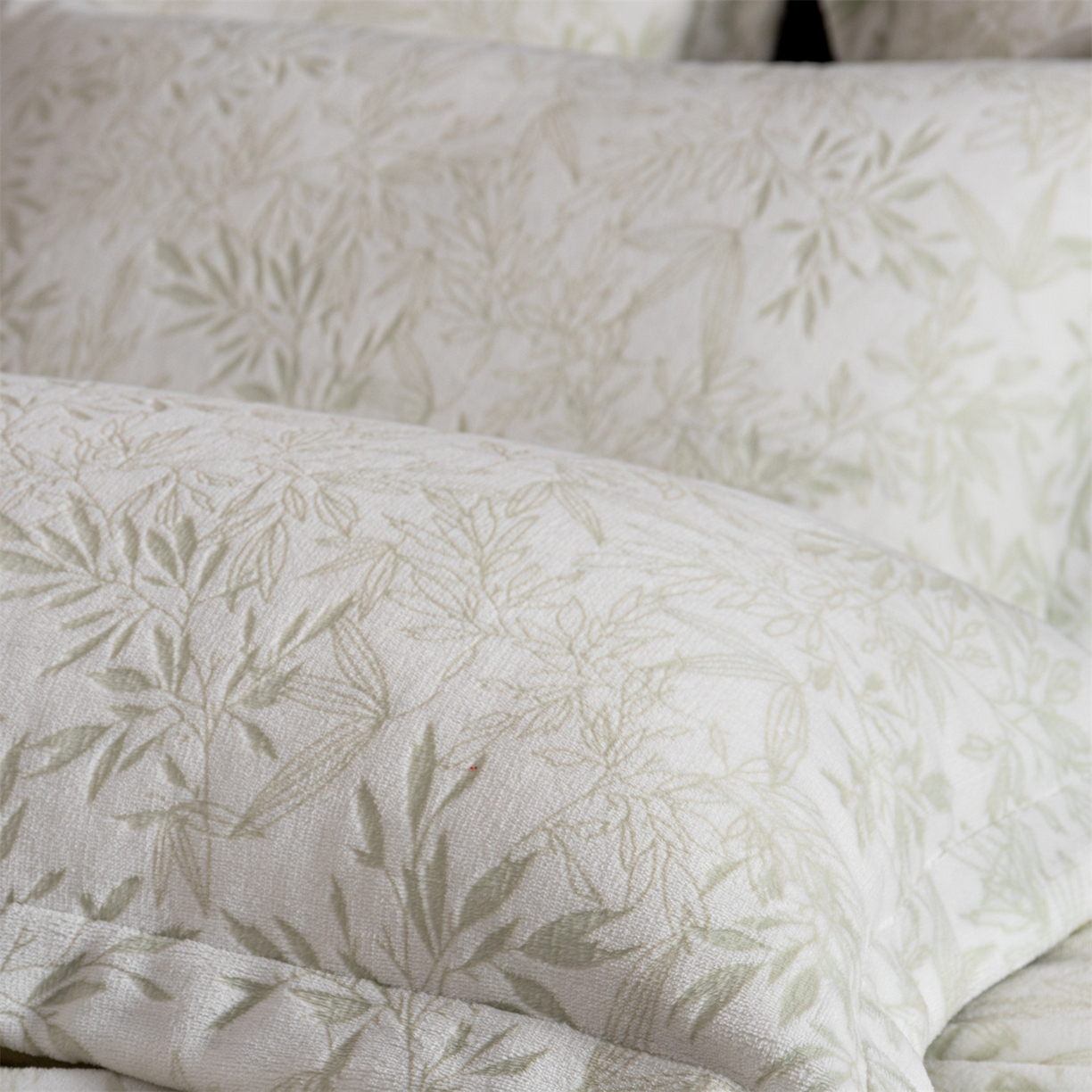 91家纺网 家纺一手货源 找家纺 罗优家纺 2025新款牛奶绒雕花绒四件套 飘叶-绿