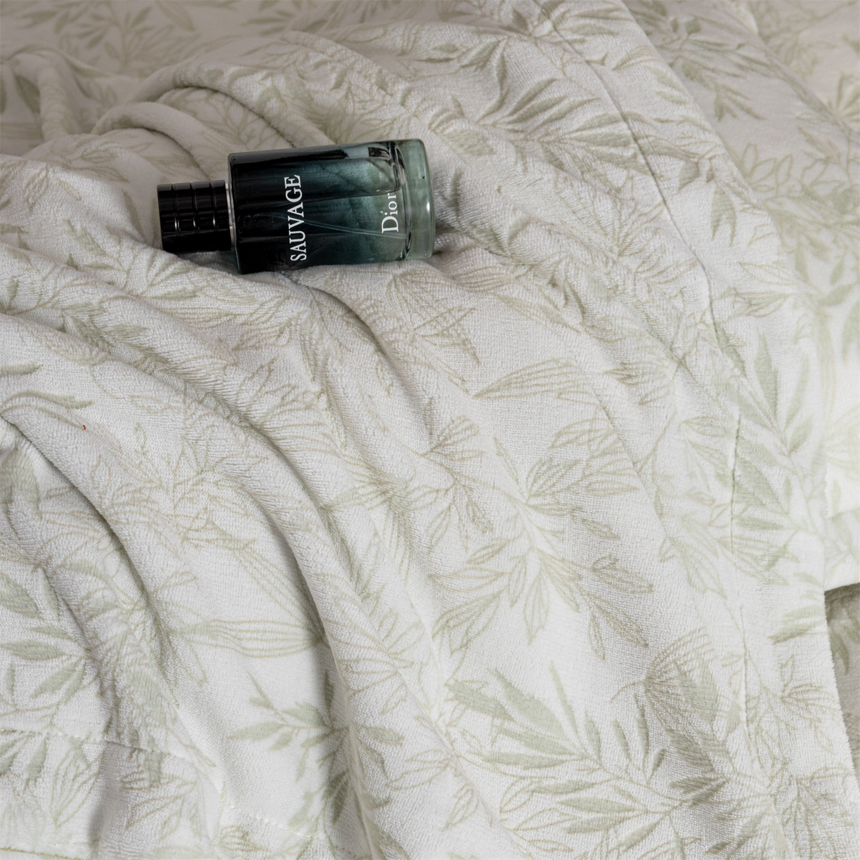 91家纺网 家纺一手货源 找家纺 罗优家纺 2025新款牛奶绒雕花绒四件套 飘叶-绿