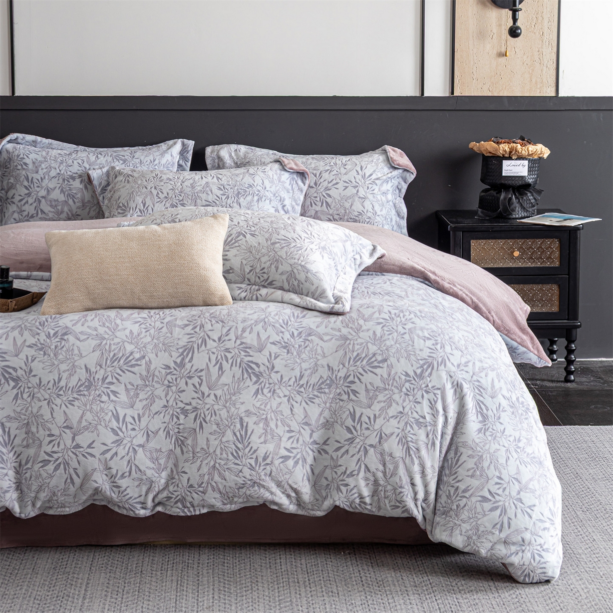 91家纺网 家纺一手货源 找家纺 罗优家纺 2025新款牛奶绒雕花绒四件套 飘叶-紫