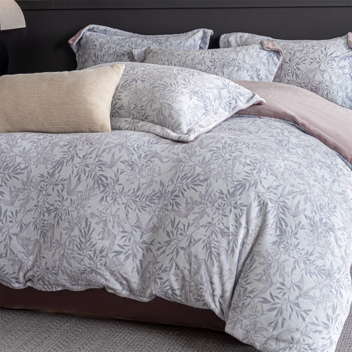 91家纺网 家纺一手货源 找家纺 罗优家纺 2025新款牛奶绒雕花绒四件套 飘叶-紫