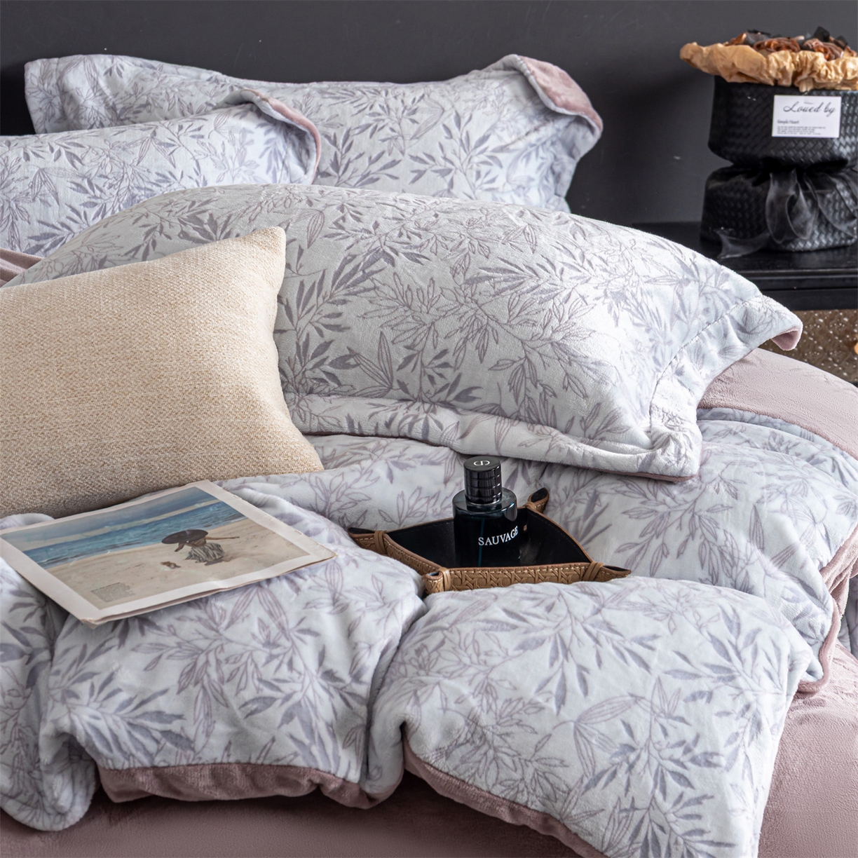 91家纺网 家纺一手货源 找家纺 罗优家纺 2025新款牛奶绒雕花绒四件套 飘叶-紫