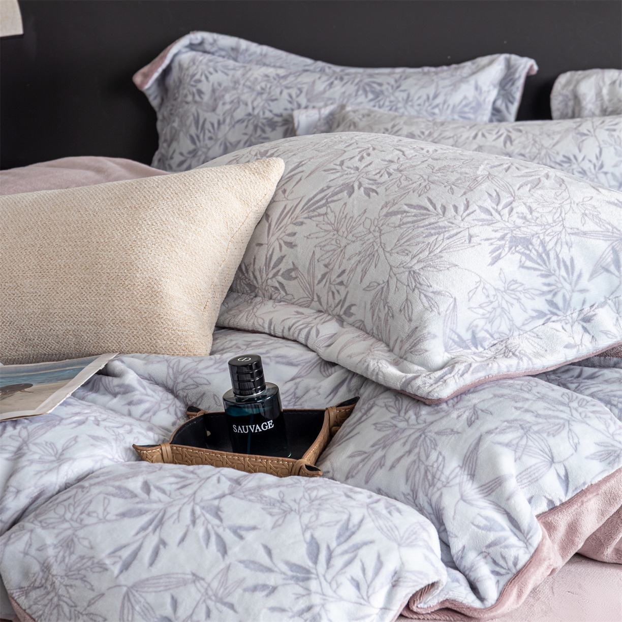 91家纺网 家纺一手货源 找家纺 罗优家纺 2025新款牛奶绒雕花绒四件套 飘叶-紫