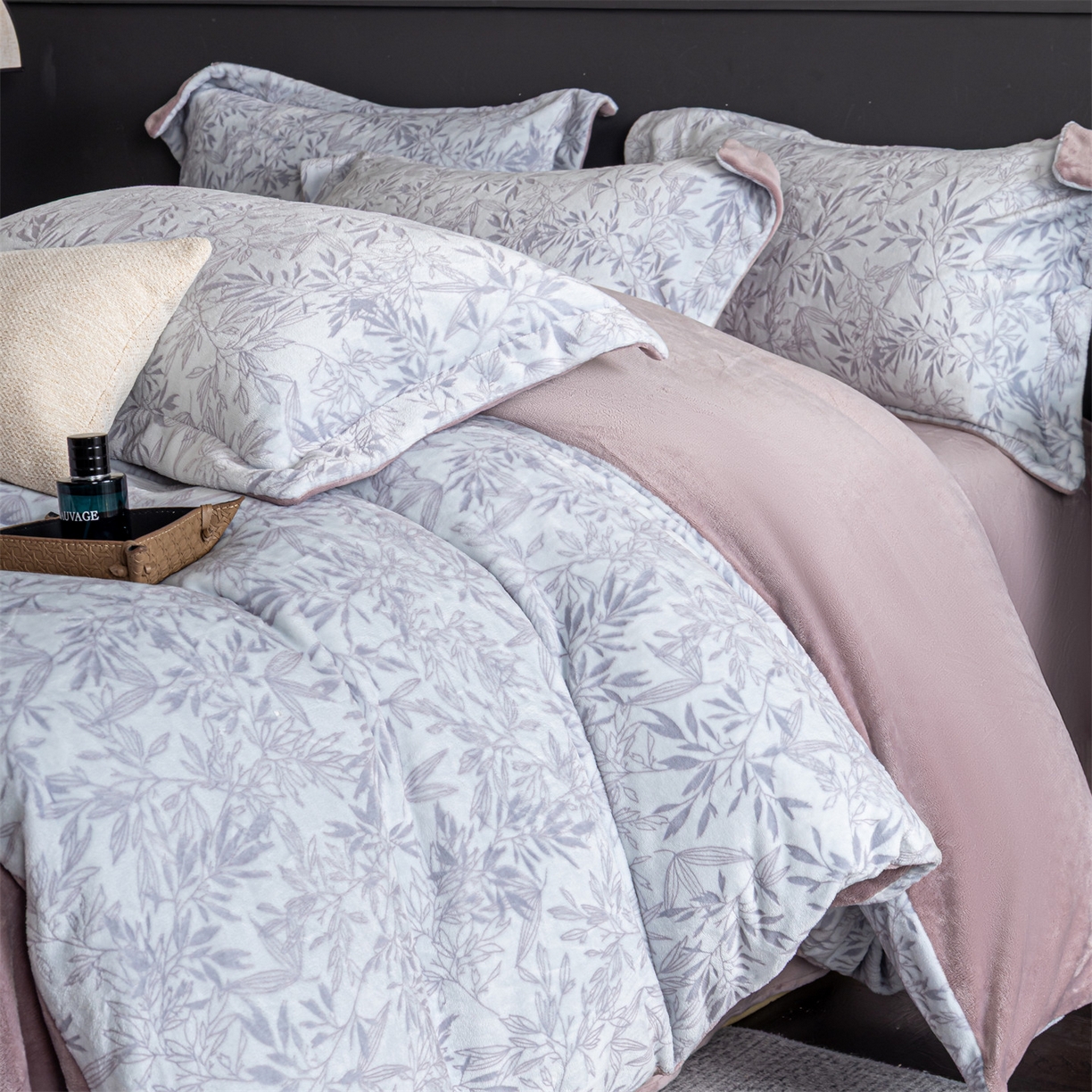 91家纺网 家纺一手货源 找家纺 罗优家纺 2025新款牛奶绒雕花绒四件套 飘叶-紫