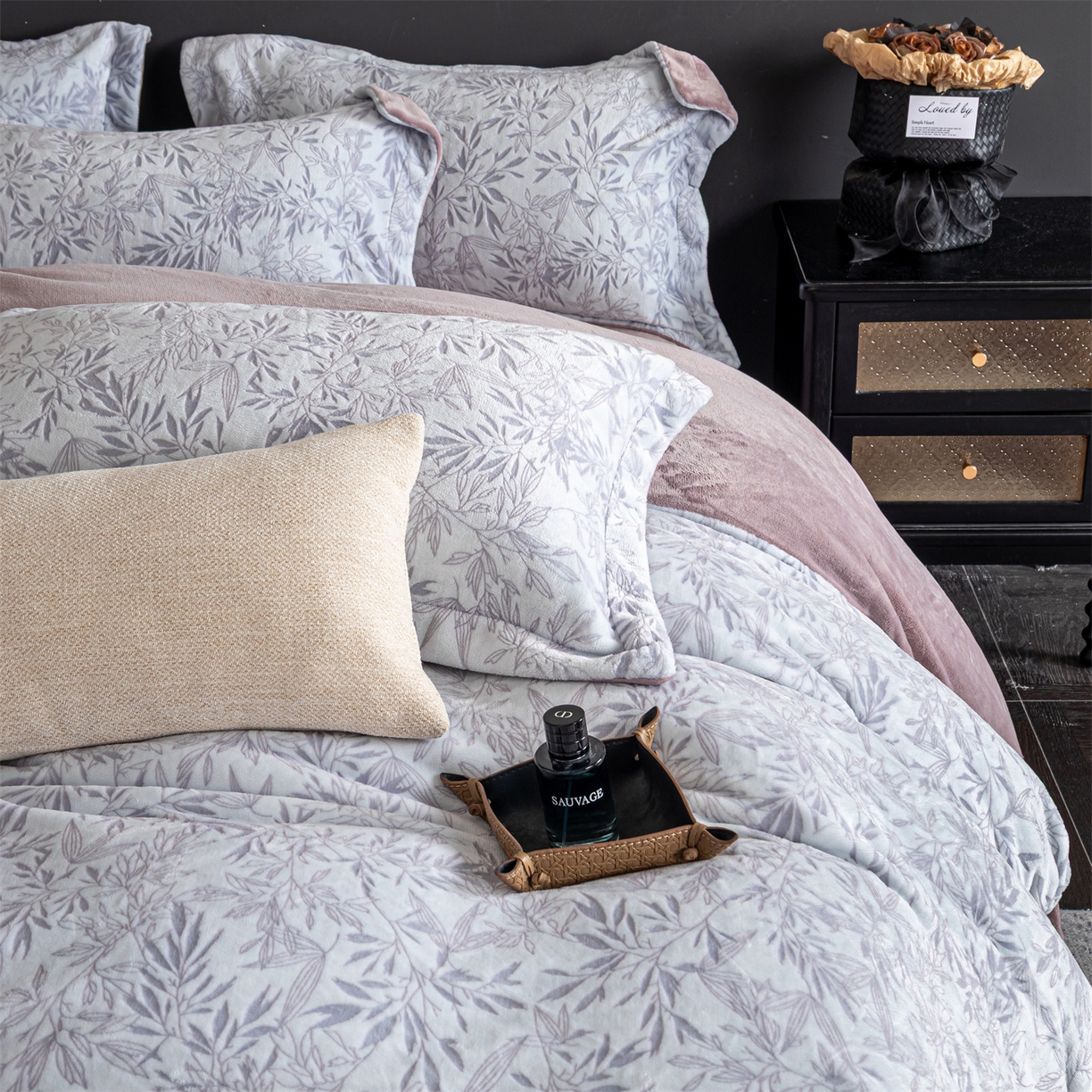 91家纺网 家纺一手货源 找家纺 罗优家纺 2025新款牛奶绒雕花绒四件套 飘叶-紫