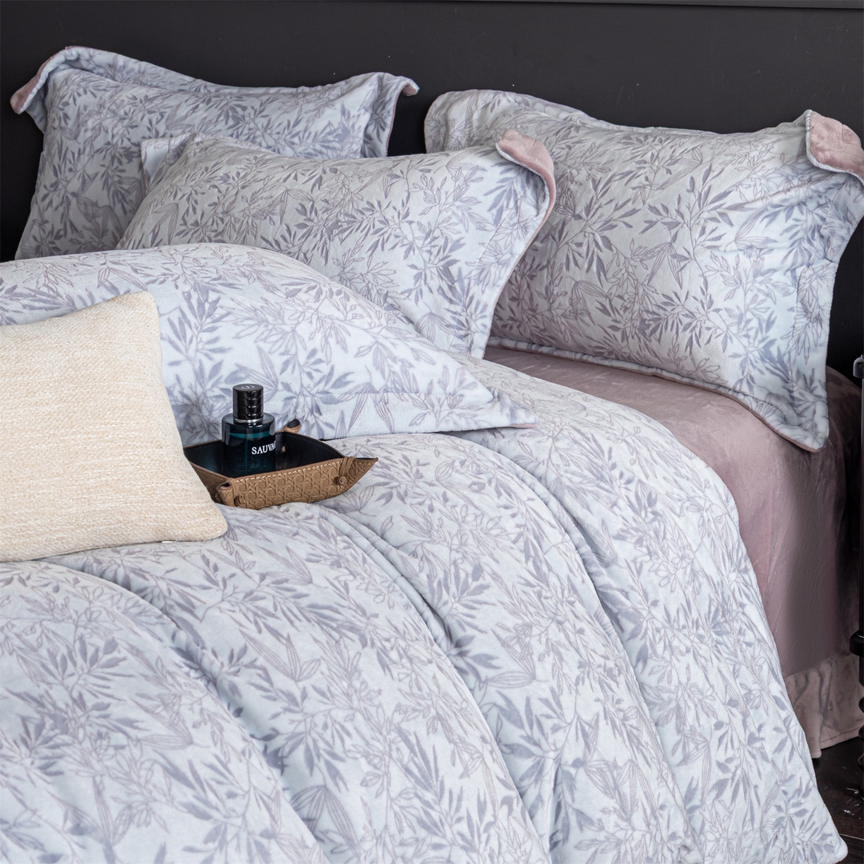 91家纺网 家纺一手货源 找家纺 罗优家纺 2025新款牛奶绒雕花绒四件套 飘叶-紫