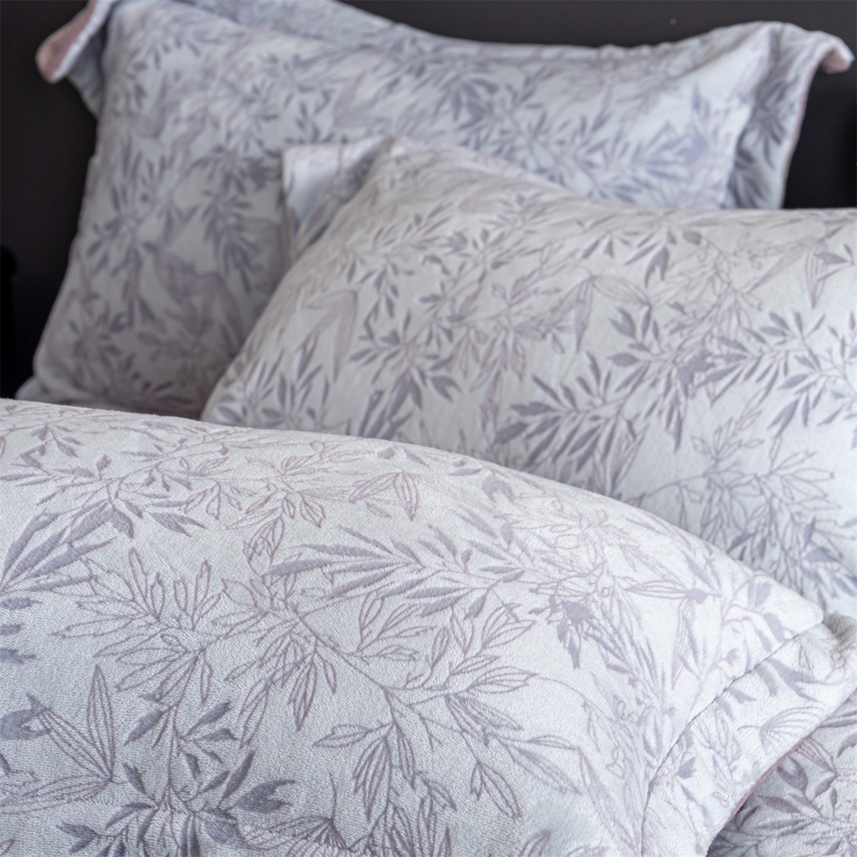 91家纺网 家纺一手货源 找家纺 罗优家纺 2025新款牛奶绒雕花绒四件套 飘叶-紫