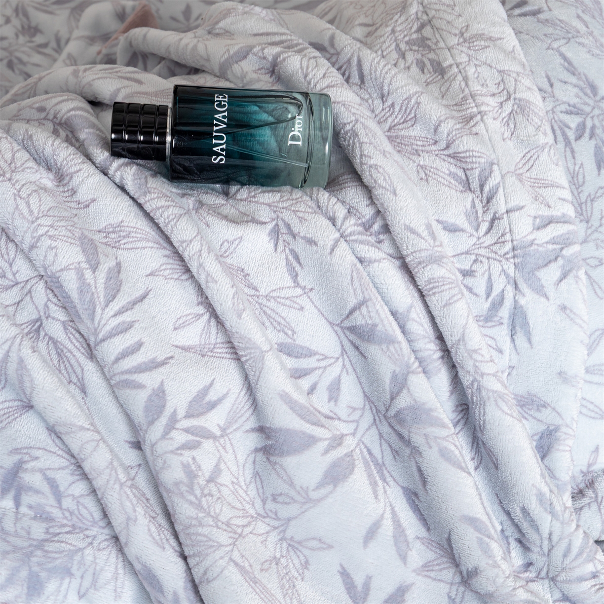 91家纺网 家纺一手货源 找家纺 罗优家纺 2025新款牛奶绒雕花绒四件套 飘叶-紫