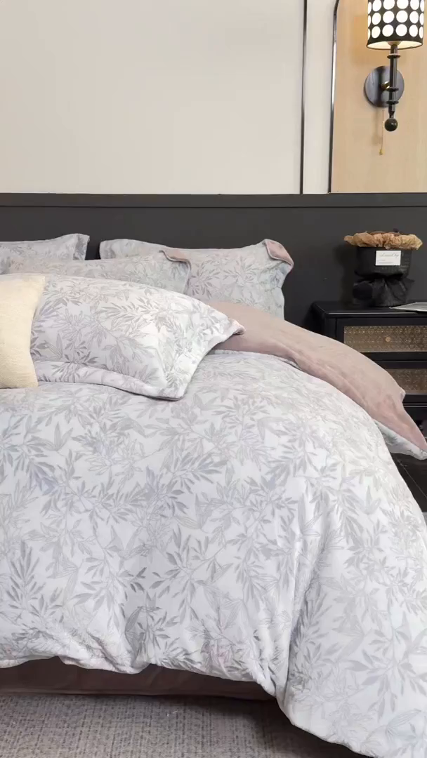 91家纺网 家纺一手货源 找家纺 罗优家纺 2025新款牛奶绒雕花绒四件套 飘叶-紫