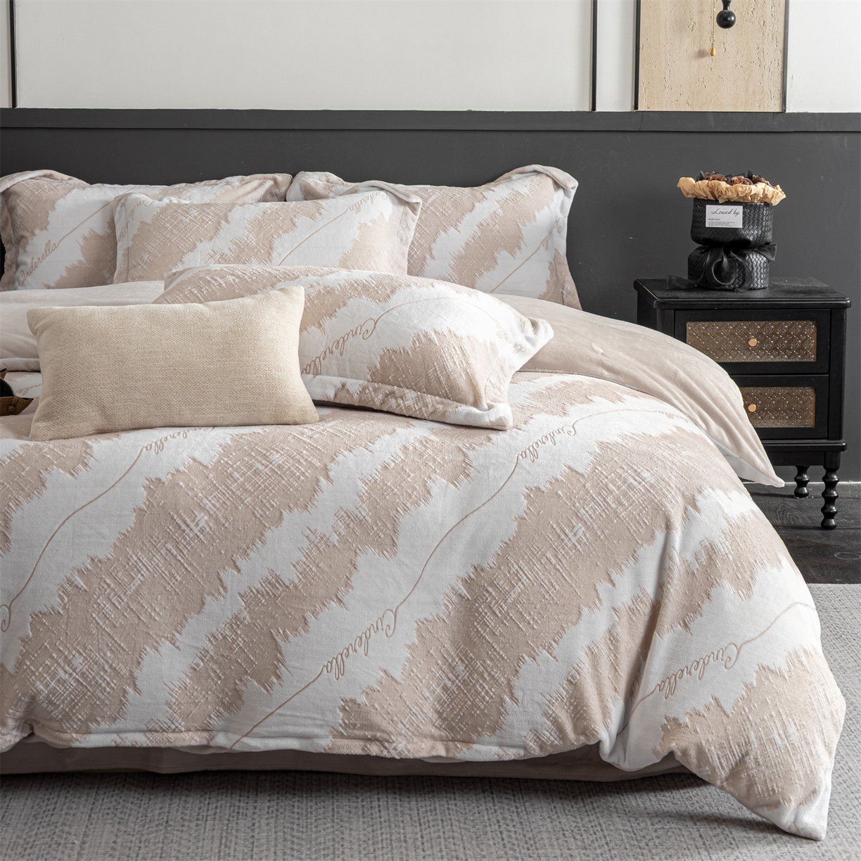 91家纺网 家纺一手货源 找家纺 罗优家纺 2025新款牛奶绒雕花绒四件套 时尚格韵