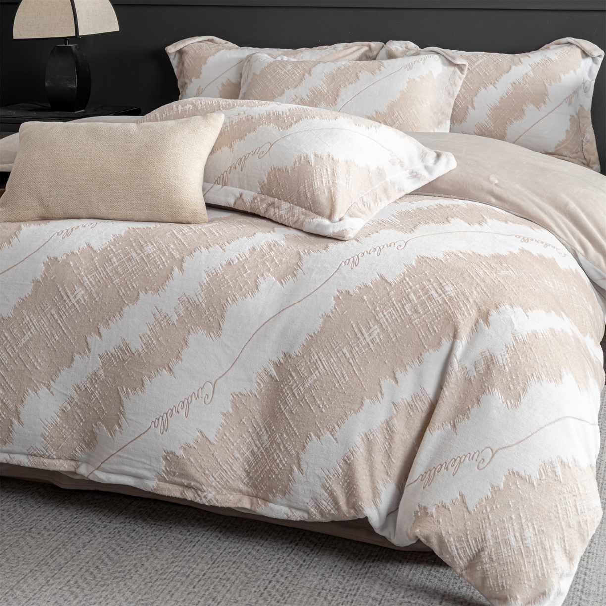 91家纺网 家纺一手货源 找家纺 罗优家纺 2025新款牛奶绒雕花绒四件套 时尚格韵