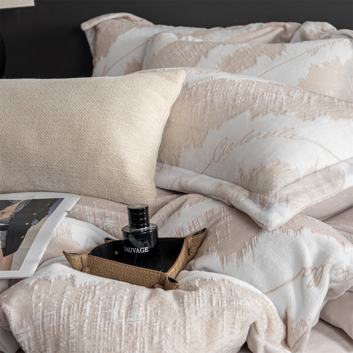 91家纺网 家纺一手货源 找家纺 罗优家纺 2025新款牛奶绒雕花绒四件套 时尚格韵