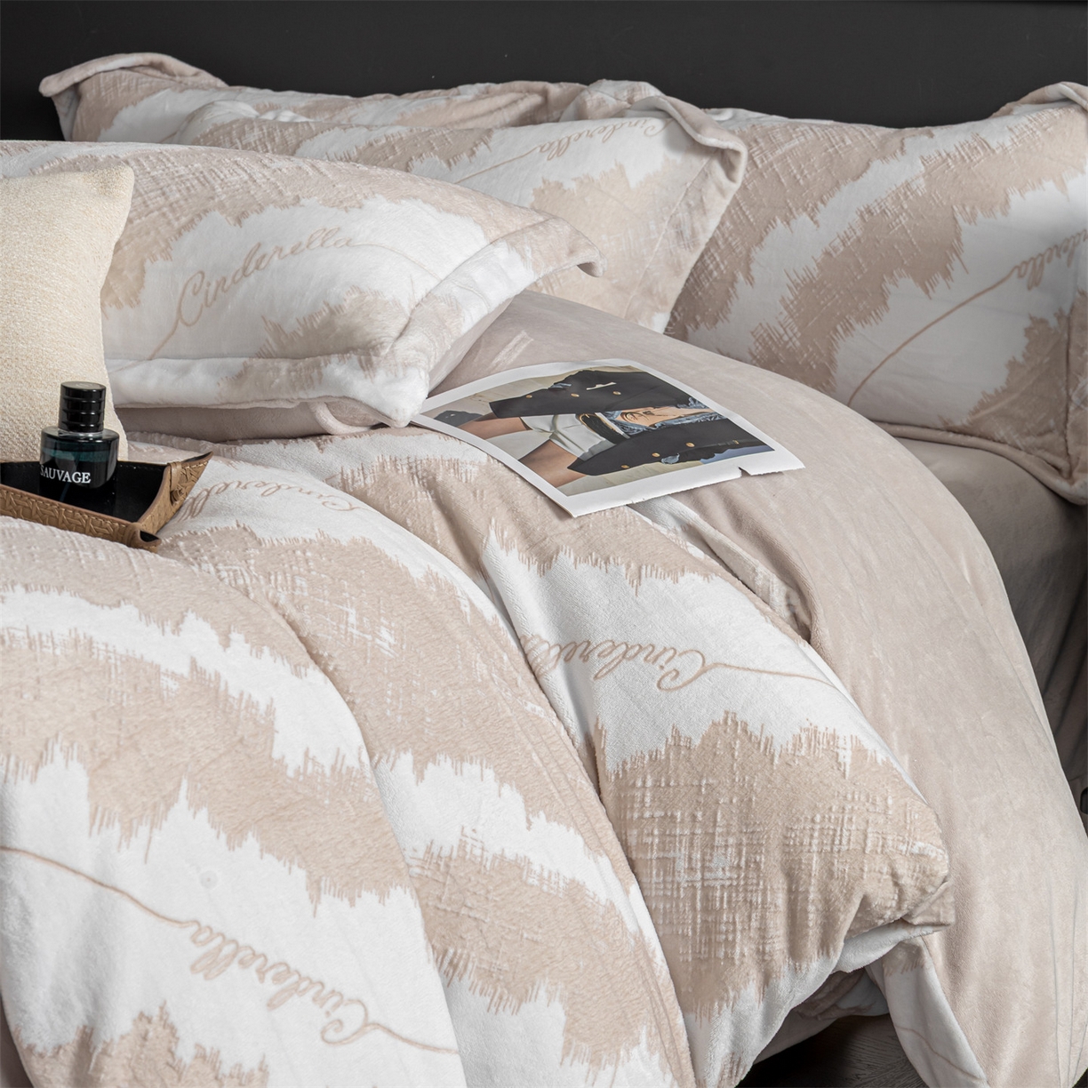 91家纺网 家纺一手货源 找家纺 罗优家纺 2025新款牛奶绒雕花绒四件套 时尚格韵