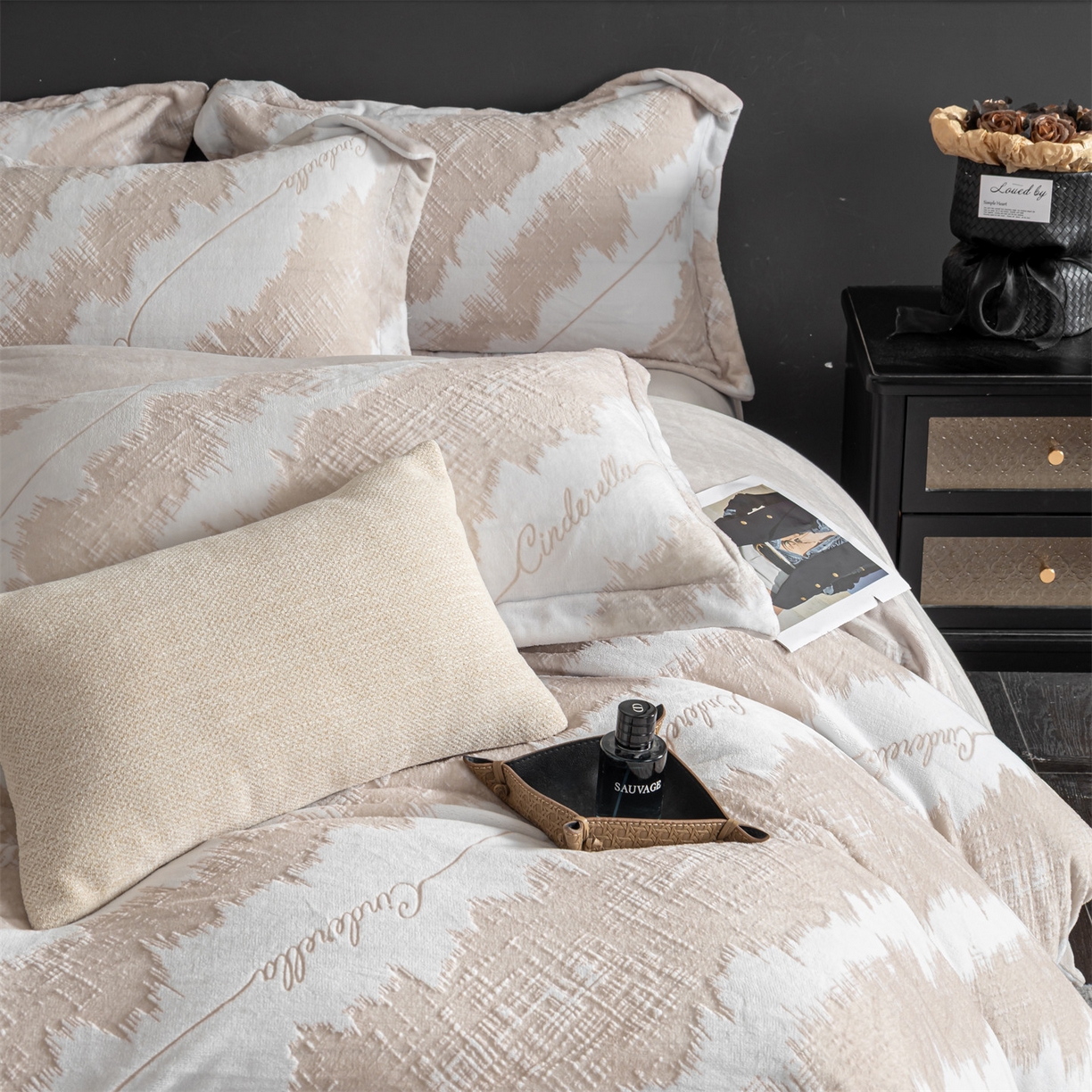 91家纺网 家纺一手货源 找家纺 罗优家纺 2025新款牛奶绒雕花绒四件套 时尚格韵