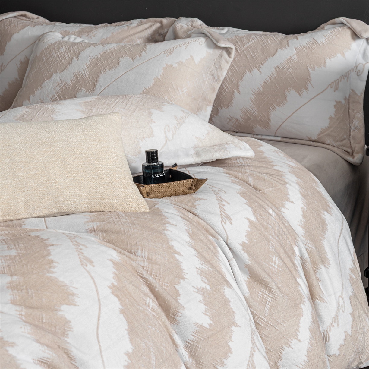 91家纺网 家纺一手货源 找家纺 罗优家纺 2025新款牛奶绒雕花绒四件套 时尚格韵