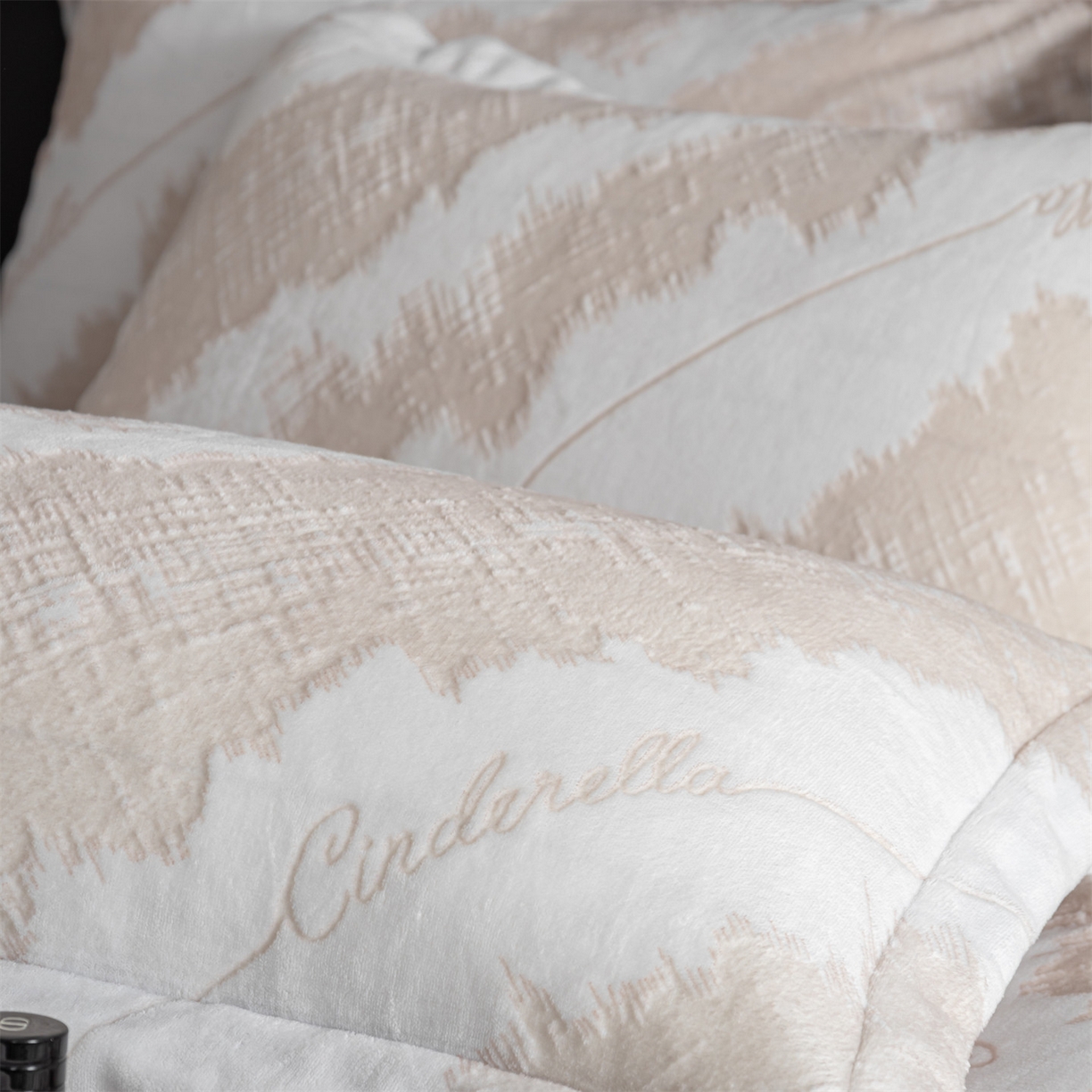 91家纺网 家纺一手货源 找家纺 罗优家纺 2025新款牛奶绒雕花绒四件套 时尚格韵