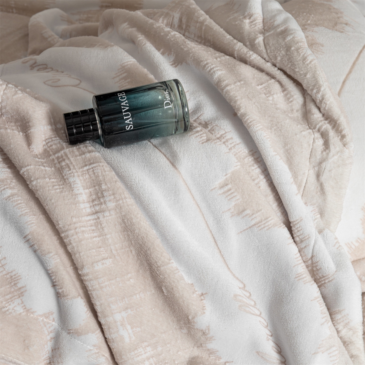 91家纺网 家纺一手货源 找家纺 罗优家纺 2025新款牛奶绒雕花绒四件套 时尚格韵