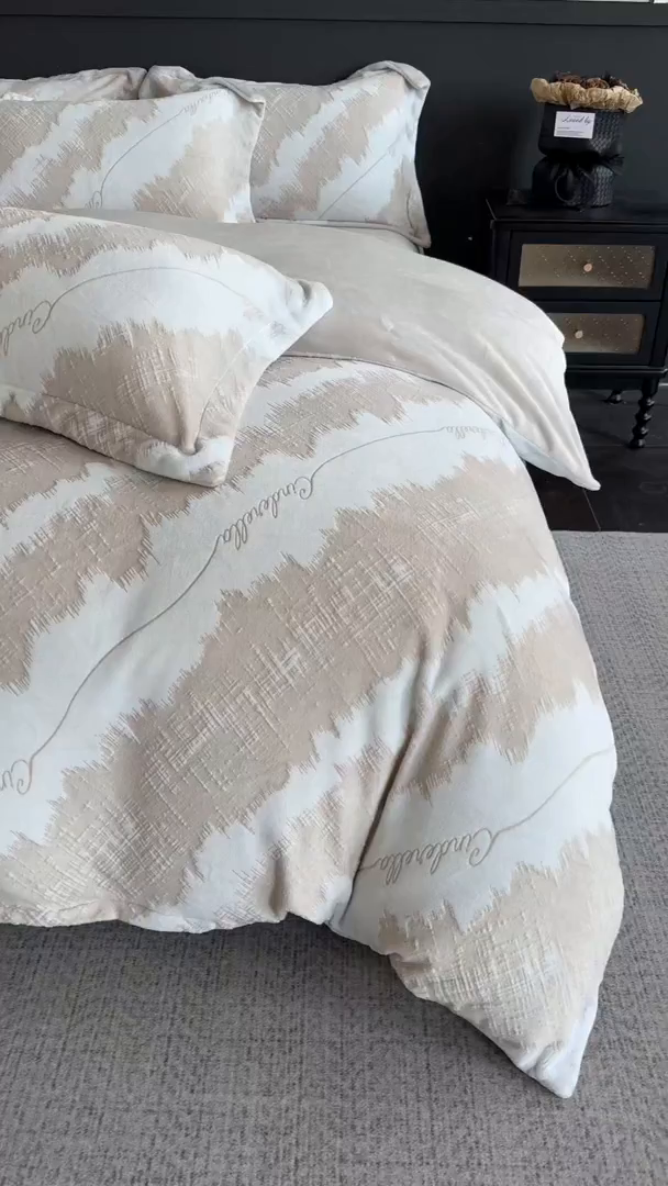 91家纺网 家纺一手货源 找家纺 罗优家纺 2025新款牛奶绒雕花绒四件套 时尚格韵