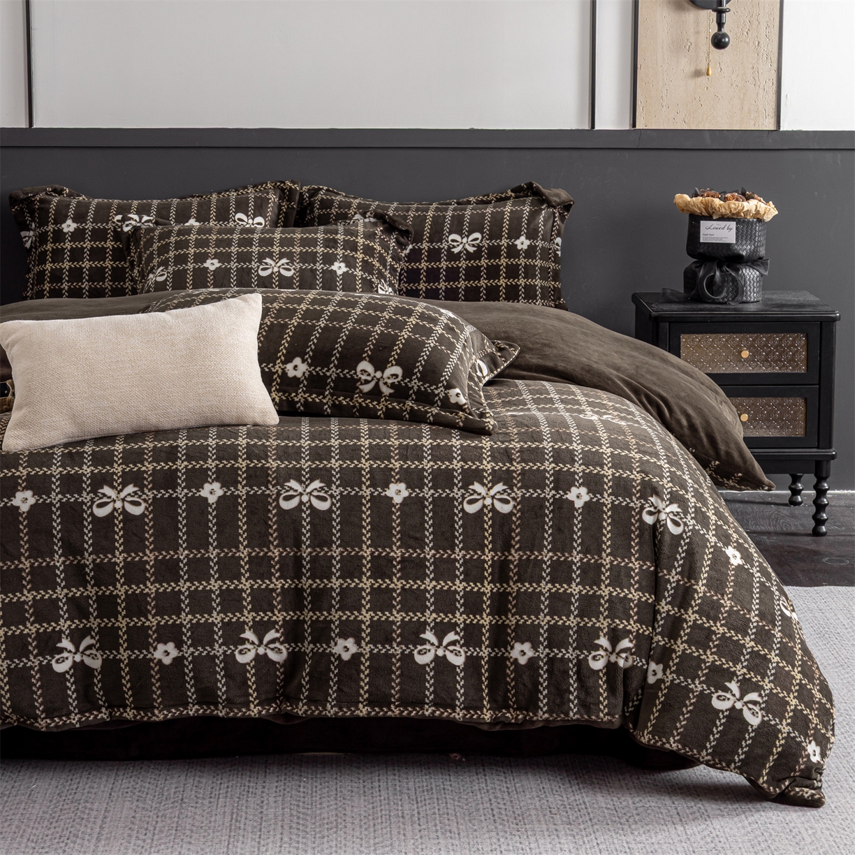 91家纺网 家纺一手货源 找家纺 罗优家纺 2025新款牛奶绒雕花绒四件套 叙境深咖