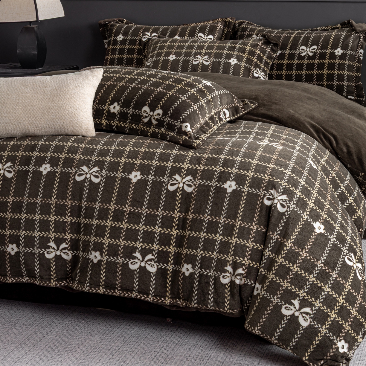 91家纺网 家纺一手货源 找家纺 罗优家纺 2025新款牛奶绒雕花绒四件套 叙境深咖