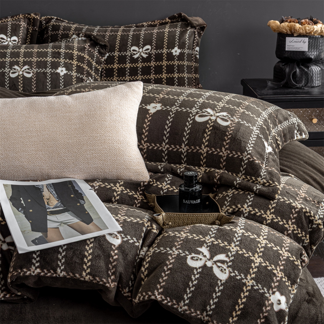 91家纺网 家纺一手货源 找家纺 罗优家纺 2025新款牛奶绒雕花绒四件套 叙境深咖