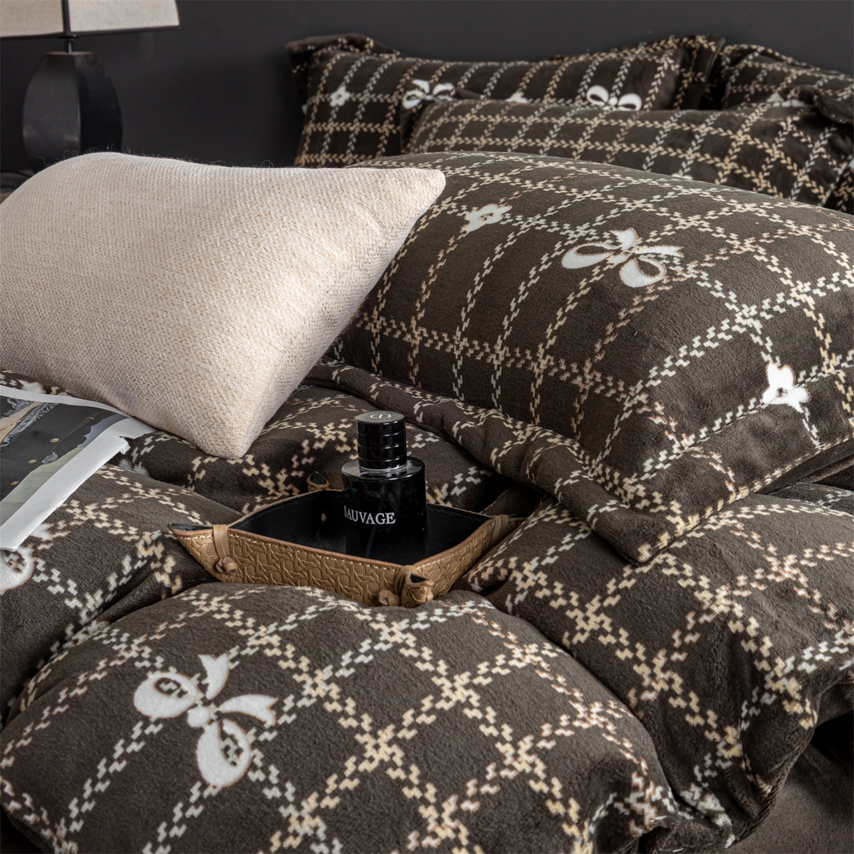 91家纺网 家纺一手货源 找家纺 罗优家纺 2025新款牛奶绒雕花绒四件套 叙境深咖