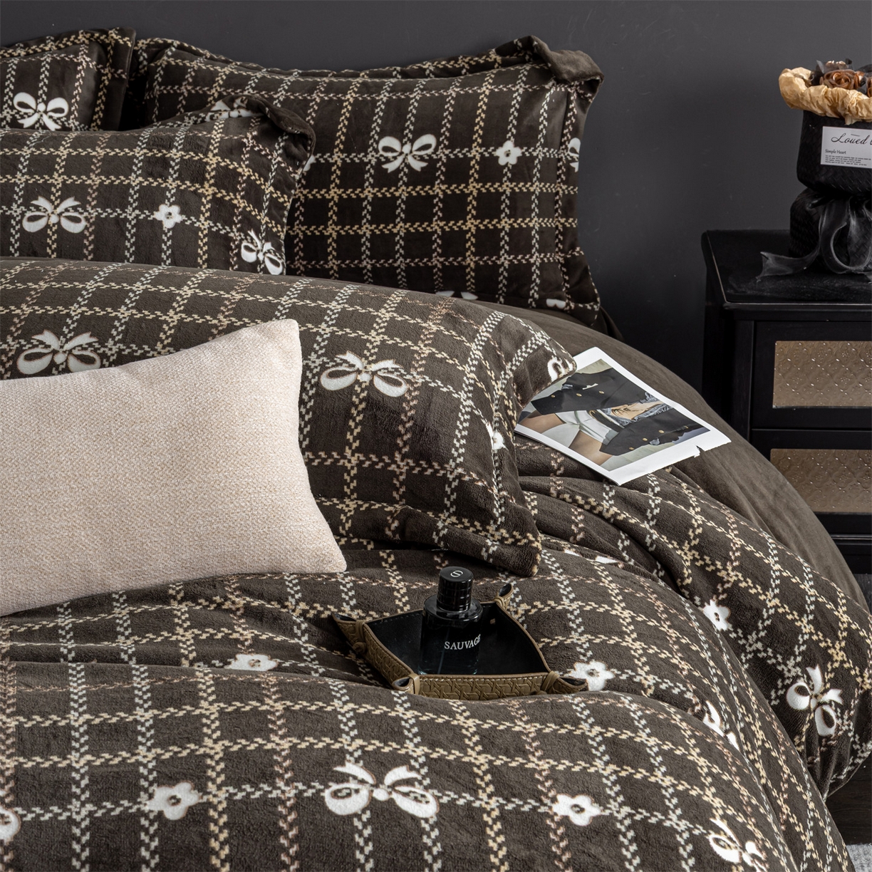 91家纺网 家纺一手货源 找家纺 罗优家纺 2025新款牛奶绒雕花绒四件套 叙境深咖