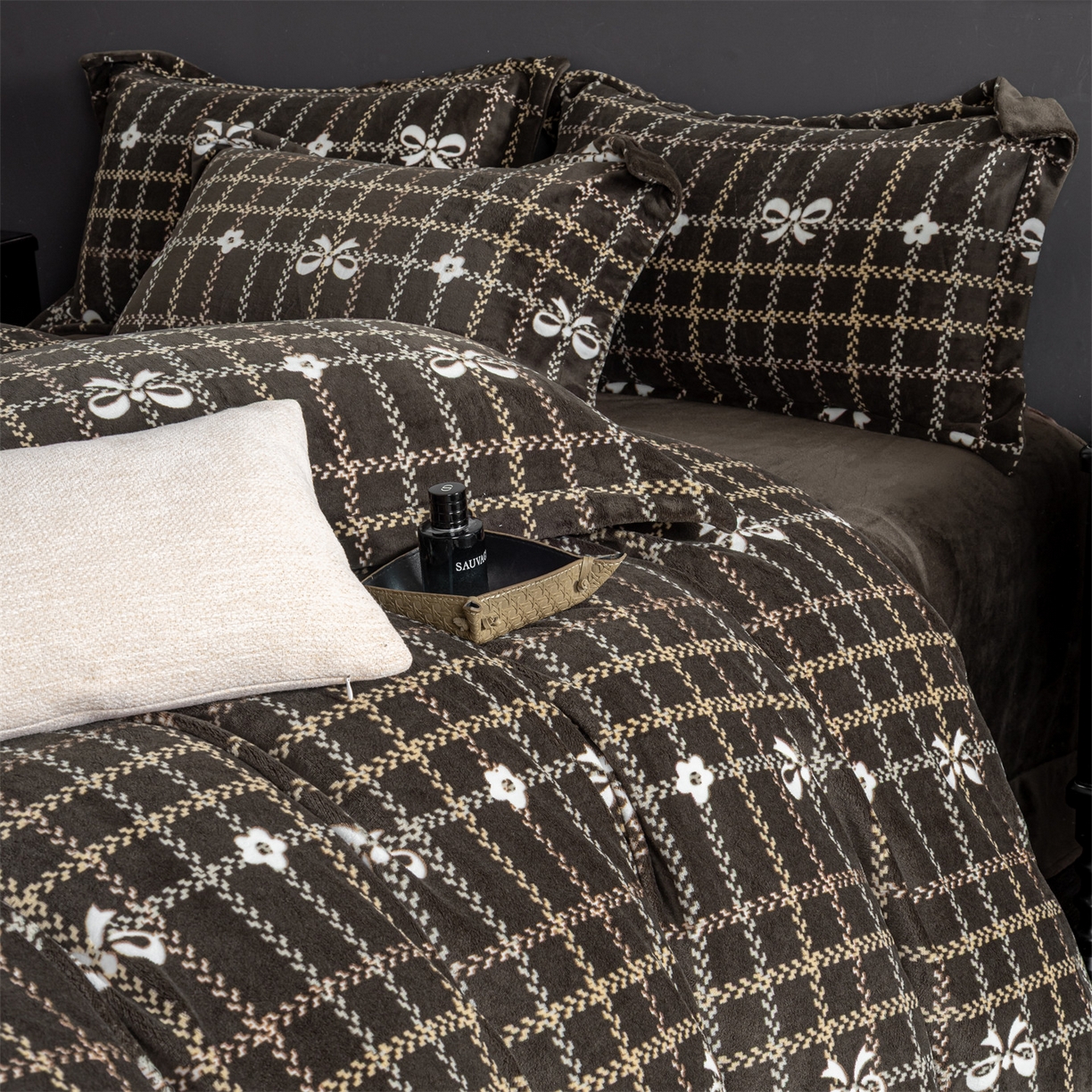 91家纺网 家纺一手货源 找家纺 罗优家纺 2025新款牛奶绒雕花绒四件套 叙境深咖