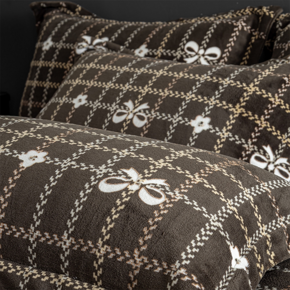 91家纺网 家纺一手货源 找家纺 罗优家纺 2025新款牛奶绒雕花绒四件套 叙境深咖