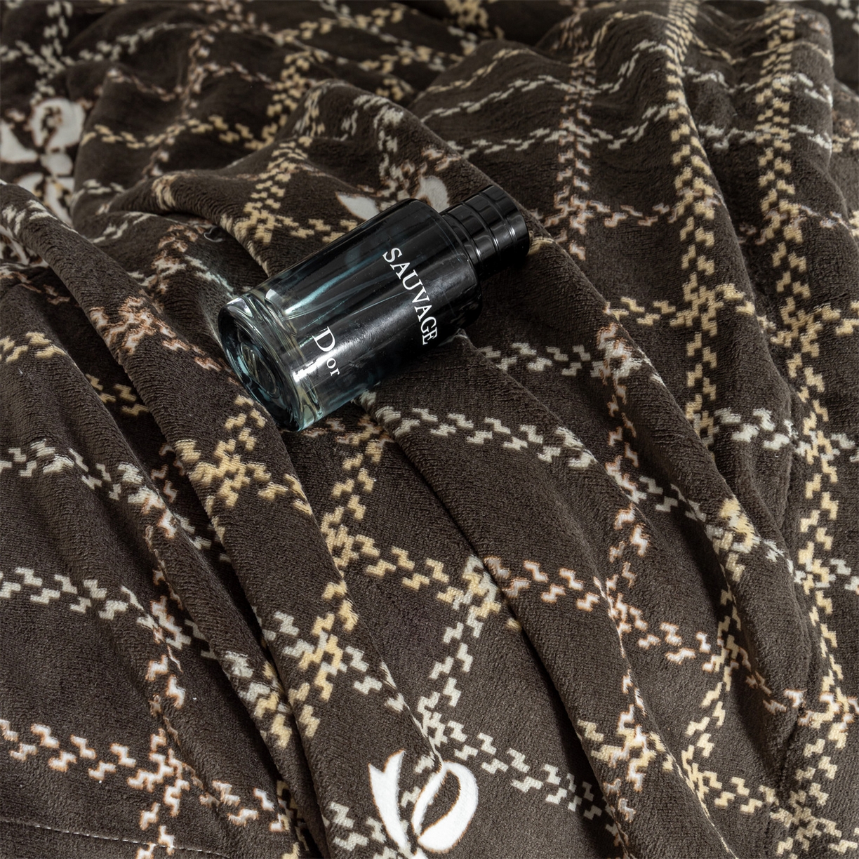 91家纺网 家纺一手货源 找家纺 罗优家纺 2025新款牛奶绒雕花绒四件套 叙境深咖